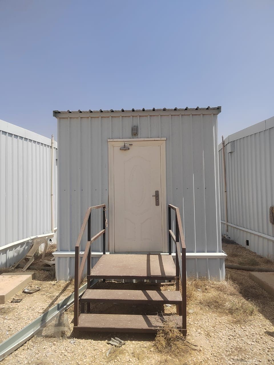Site ablution unit with entrance steps